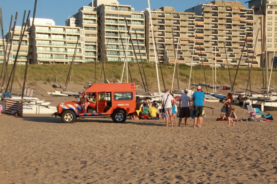 Man onwel op strand nabij de zeilvereniging